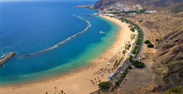 Vista aérea desde el oeste de la playa de las teresitas en Santa Cruz de Tenerife